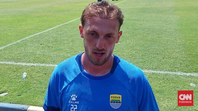 Bek anyar Persib Bandung Danijel Loncar usai mengikuti sesi latihan di lapangan pendamping Stadion GBLA, Bandung, Rabu (2/9). (CNNIndonesia/Cesar)