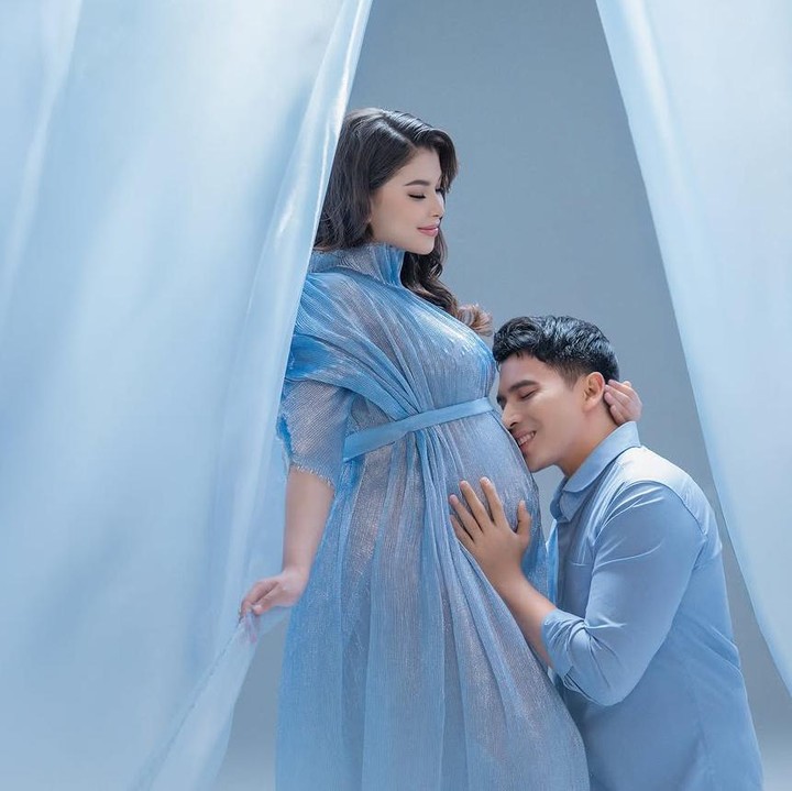 <p>Ekspresi antusias dan rasa syukur seorang ayah terpancar jelas dari Ridho Illahi. Ia tampak berlutut sambil mengelus dan mencium lembut perut sang istri yang sedang mengandung calon anak pertama mereka.(Foto: Instagram @ridho_real_).</p>