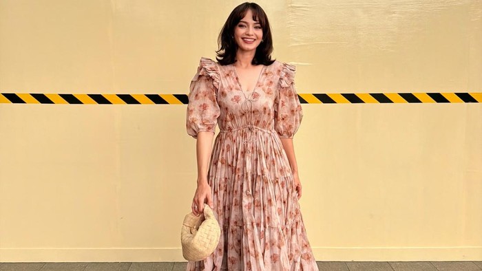 Get The Look: Tampil Feminin dengan Floral Dress ala Enzy Storia