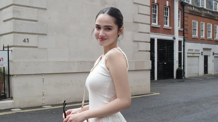 Get The Look: OOTD Liburan yang Feminin ala Syifa Hadju