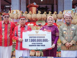 Gubernur Sulsel Serahkan Bantuan Keuangan Rp 7 Miliar untuk Tana Toraja
