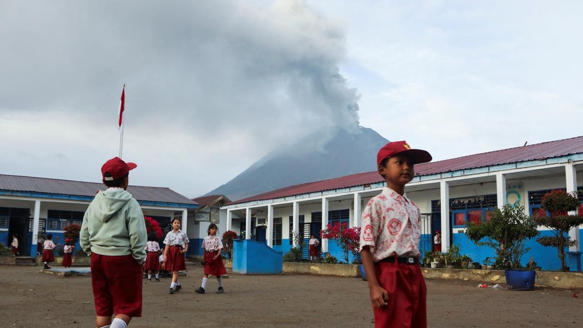 Aktivitas Gunung Sinabung Meningkat, Satpol PP Antar Jemput Siswa
