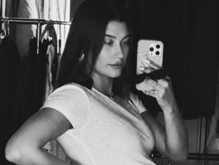 Hailey Bieber Bagikan Foto Langka Baby Bump Saat Hamil Jack, Curi Perhatian