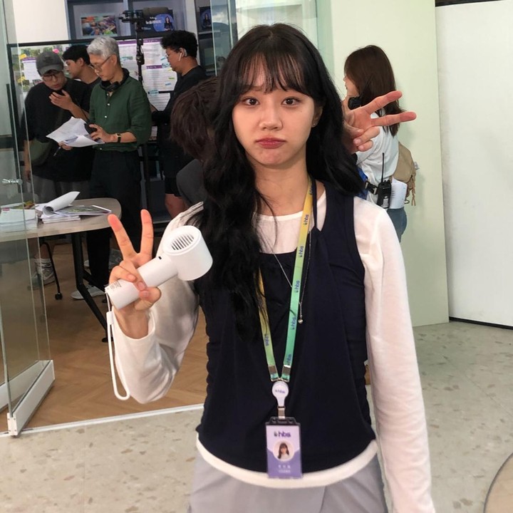 <p>Aktris Lee Hyeri dikenal sebagai siswa teladan saat di sekolahnya. Tak heran bila ia sempat menjabat sebagai Ketua OSIS, Bunda. Tidak hanya ikut OSIS, Hyeri juga tergabung dalam koran sekolah, departemen penyiaran, tim atletik, dan tim sepak bola. (Foto: Instagram @hyeri_0609)</p>