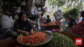 Aktivitas perdagangan sayuran terlihat di Pasar Senen, Jakarta, Selasa (1/9/2026). Seorang pekerja menaikkan sayuran sawi ke atas gerobak untuk didistribusikan di kawasan pasar. (CNN Indonesia/Adi ibrahim)