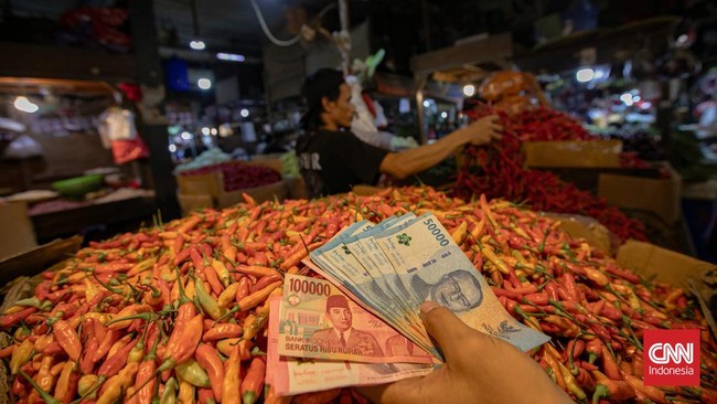 Aktivitas perdagangan sayuran terlihat di Pasar Senen, Jakarta, Selasa (1/9/2026). Seorang pekerja menaikkan sayuran sawi ke atas gerobak untuk didistribusikan di kawasan pasar. (CNN Indonesia/Adi ibrahim)