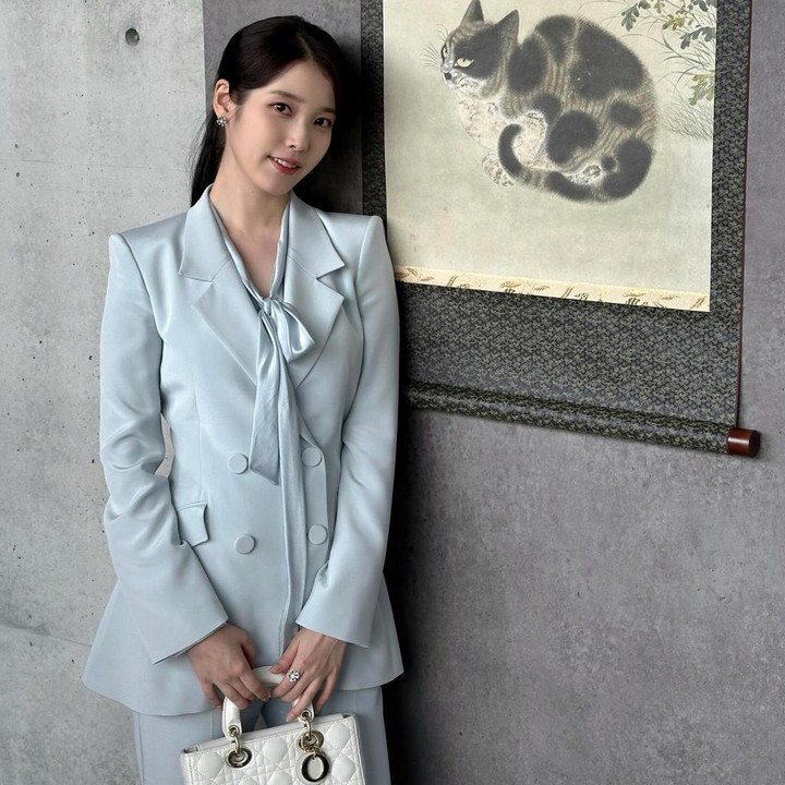<p>IU dikenal sebagai salah satu artis solo terlaris dan penyanyi wanita paling terkenal di Korea. Tak banyak yang tahu, IU ternyata pernah menjadi ketua OSIS saat masih duduk di bangku sekolah dasar (SD), di Yangnam Elementary School. Dilansir <em>AllKpop</em>, IU pernah mengungkapkan bahwa ia mengikuti pemilihan karena ingin mendapatkan persetujuan dari orang lain. Ia pun berhasil memenangkan pemilihan meskipun baru pindah ke sekolah itu dua bulan sebelumnya. (Foto: Instagram @dlwlrma)</p>