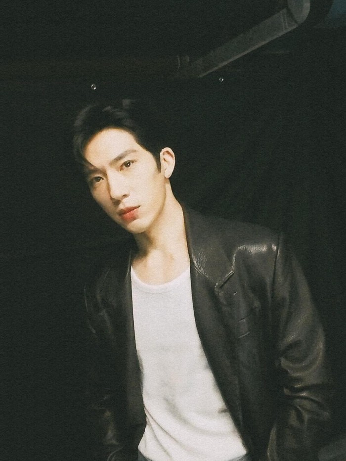 Dalam The Early Spring, Jing Boran tampil sebagai Luan Nian atau Luke,&nbsp;eksekutif periklanan yang dikenal karena kecerdasannya yang tajam dan sikapnya yang dingin./ Foto: instagram.com/jingxiaoxiansheng