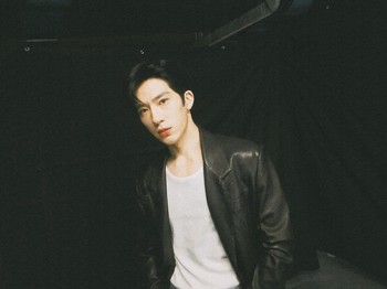 Dalam The Early Spring, Jing Boran tampil sebagai Luan Nian atau Luke,&nbsp;eksekutif periklanan yang dikenal karena kecerdasannya yang tajam dan sikapnya yang dingin./ Foto: instagram.com/jingxiaoxiansheng
