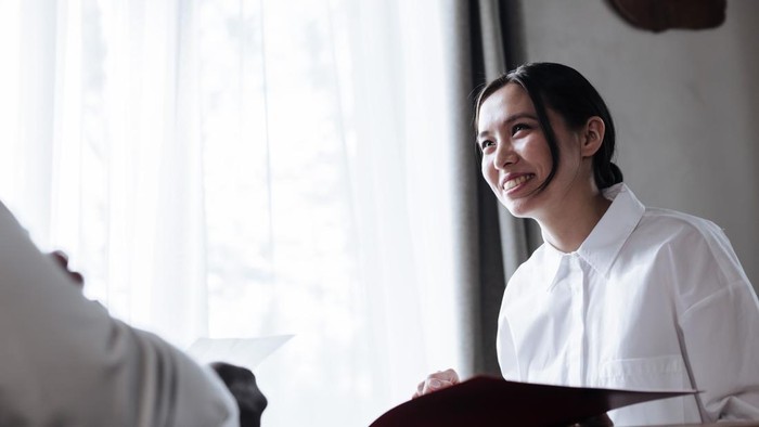 Orang cerdas tidak akan terjebak dengan pertanyaan menyinggung tersebut. Sebaliknya, mereka akan mengucapkan satu kalimat yang bisa mengatasi pertanyaan menyinggung tersebut. Mereka akan mengucapkan, 