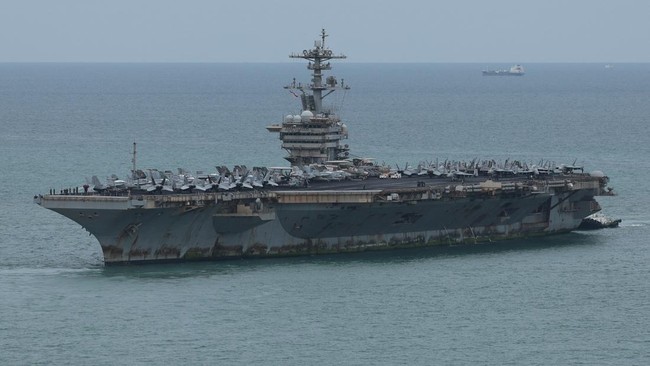 Potret Kapal Induk 'Karatan' AS Sandar di Thailand Pasca Perang Iran