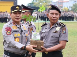 Kapolda Riau Beri Kado Pohon ke 5 Personel yang Naik Pangkat