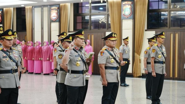 Kapolri Jenderal Listyo Sigit Prabowo resmi melantik sejumlah pejabat utama Mabes Polri, pada Rabu (2/9) hari ini.Dalam upacara tersebut, Kapolri resmi menunjuk Irjen Roycke Harry Langie sebagai Asisten Utama Kapolri Bidang Operasi (Astamaops) mengga