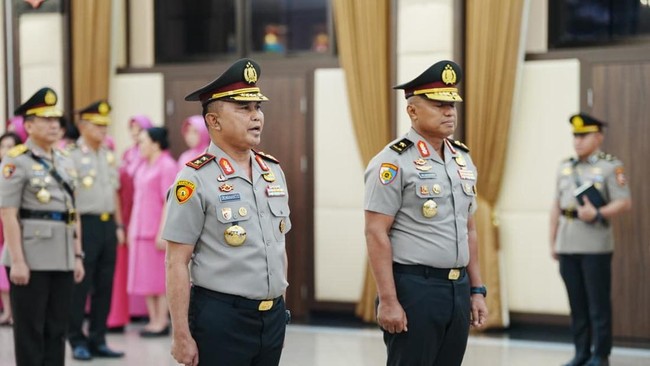 Kapolri Jenderal Listyo Sigit Prabowo resmi melantik sejumlah pejabat utama Mabes Polri, pada Rabu (2/9) hari ini.Dalam upacara tersebut, Kapolri resmi menunjuk Irjen Roycke Harry Langie sebagai Asisten Utama Kapolri Bidang Operasi (Astamaops) mengga