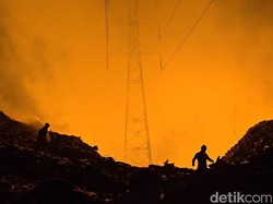 Potret Membara Kebakaran TPA Putri Cempo Solo Malam Ini