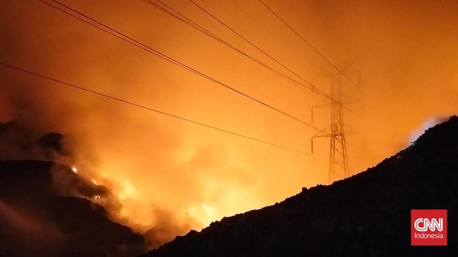 Tempat Pembuangan Akhir (TPA) Putri Cempo, Kelurahan Mojosongo, Kecamatan Jebres, Solo terbakar, Rabu (2/9) petang. (CNNIndonesia/Rosyid)