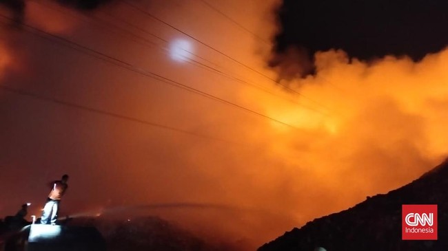 Tempat Pembuangan Akhir (TPA) Putri Cempo, Kelurahan Mojosongo, Kecamatan Jebres, Solo terbakar, Rabu (2/9) petang. (CNNIndonesia/Rosyid)