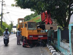 Truk Crane Seruduk Sejumlah Kendaraan di Mojosongo Solo, 6 Orang Masuk RS