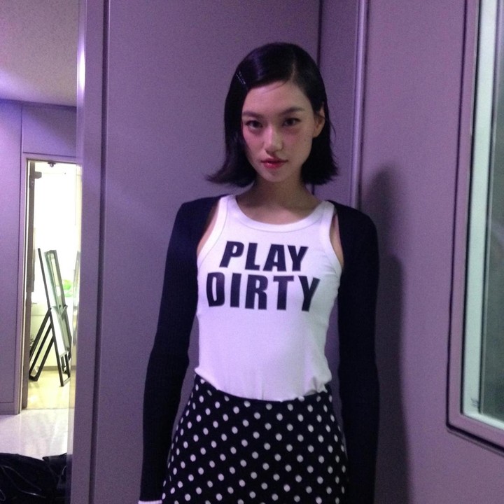 <p>Anggota <em>girl group</em> IOI, Kim Do-yeon, pernah terpilih sebagai ketua kelas saat di SD. Memasuki jenjang SMA, ia terpilih menjadi wakil ketua OSIS. Saat bersekolah di SMA Putri Sangji, ia adalah kapten tim pemandu sorak. Tim tersebut pernah ikut kompetisi dan meraih gelar juara nasional. (Foto: Instagram @lafilledhiver_)</p>