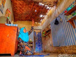 Rumah Nyaris Ambruk, Emak Jijah Tak Berani Tidur di Hunian Sendiri
