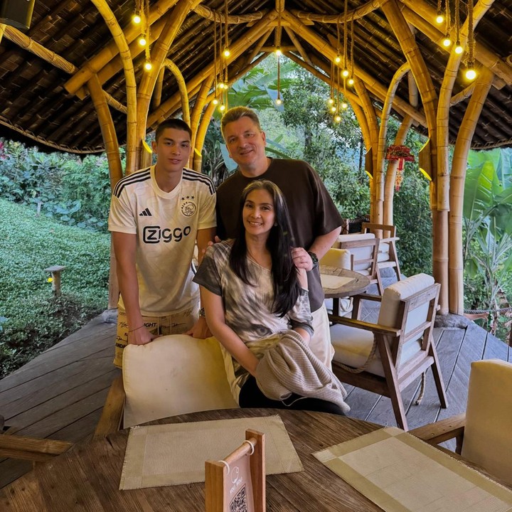 <p>Menjalani hubungan jarak jauh dengan anak bukan hal mudah bagi orang tua. Perasaan serupa juga dirasakan Maudy Koesnaedi yang harus berjauhan dengan putra semata wayangnya, Eddy Meijer. (Foto: Instagram @maudykoesnaedi)</p>