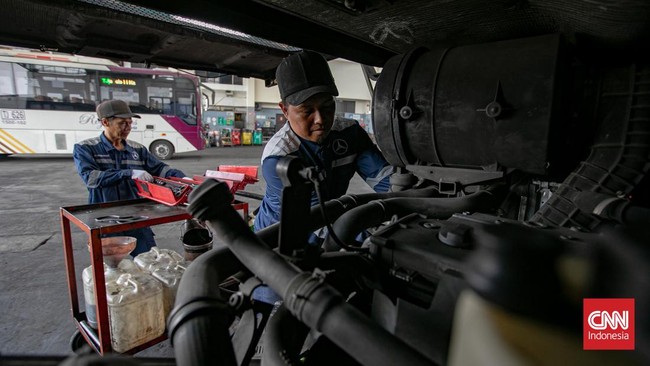 Sejumlah petugas terlihat melakukan perawatan bus TransJakarta di Pool Cawang, Jakarta, Rabu (2/9/2026). (CNN Indonesia/Adi ibrahim)