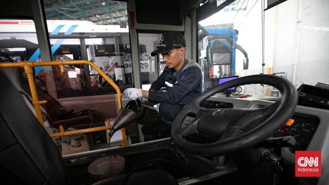 Sejumlah petugas terlihat melakukan perawatan bus TransJakarta di Pool Cawang, Jakarta, Rabu (2/9/2026). (CNN Indonesia/Adi ibrahim)