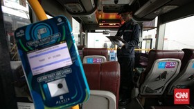 Sejumlah petugas terlihat melakukan perawatan bus TransJakarta di Pool Cawang, Jakarta, Rabu (2/9/2026). (CNN Indonesia/Adi ibrahim)