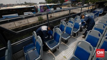 Sejumlah petugas terlihat melakukan perawatan bus TransJakarta di Pool Cawang, Jakarta, Rabu (2/9/2026). (CNN Indonesia/Adi ibrahim)