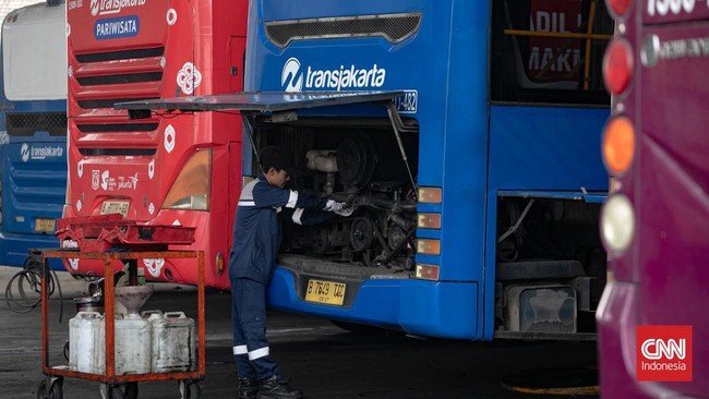 Sejumlah petugas terlihat melakukan perawatan bus TransJakarta di Pool Cawang, Jakarta, Rabu (2/9/2026). (CNN Indonesia/Adi ibrahim)