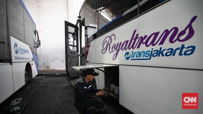 Sejumlah petugas terlihat melakukan perawatan bus TransJakarta di Pool Cawang, Jakarta, Rabu (2/9/2026). (CNN Indonesia/Adi ibrahim)