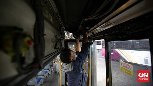 Sejumlah petugas terlihat melakukan perawatan bus TransJakarta di Pool Cawang, Jakarta, Rabu (2/9/2026). (CNN Indonesia/Adi ibrahim)