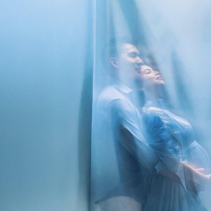 <p>Mengusung tema serba biru, Anindya Carol dan Ridho Illahi menggandeng fotografer ternama Rio Motret untuk mengabadikan momen spesial maternity shoot calon anak pertama mereka.&nbsp;(Foto: Instagram @ridho_real_).</p>