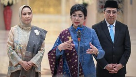 Gubernur Bank Indonesia (BI) Destry Damayanti (tengah), Deputi Gubernur Senior BI Aida S. Budiman (kiri) dan Deputi Gubernur BI Solikin M. Juhro (kanan) menyampaikan keterangan usai pelantikannya di Mahkamah Agung, Jakarta, Rabu (2/9/2026). Mahkamah