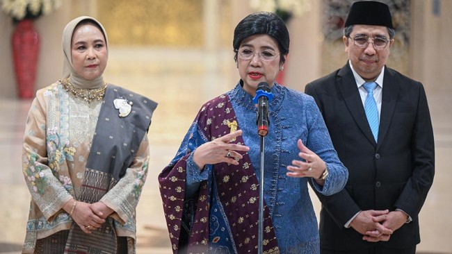 Gubernur Bank Indonesia (BI) Destry Damayanti (tengah), Deputi Gubernur Senior BI Aida S. Budiman (kiri) dan Deputi Gubernur BI Solikin M. Juhro (kanan) menyampaikan keterangan usai pelantikannya di Mahkamah Agung, Jakarta, Rabu (2/9/2026). Mahkamah 