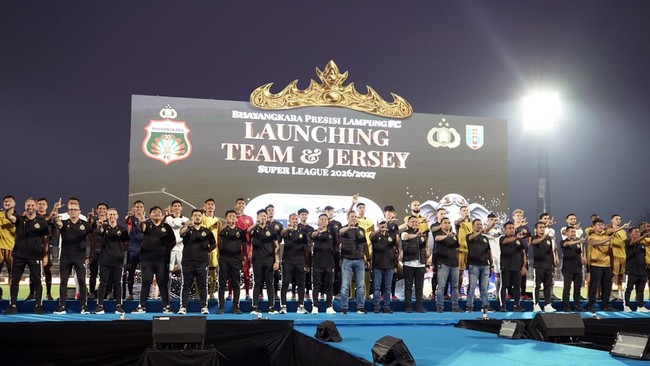 Official tim sepak bola Bhayangkara Presisi Lampung FC ikut hadir melakukan peluncuran tim dan jersi Bhayangkara Presisi Lampung FC di Stadion Sumpah Pemuda, Bandar Lampung, Lampung, Sabtu (29/8/2026). Bhayangkara Presisi Lampung FC meluncurkan empat