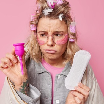 Pembalut vs Menstrual Cup, Mana yang Cocok untuk Kamu?