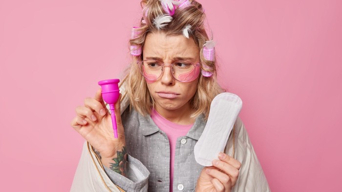 Pembalut vs Menstrual Cup, Mana yang Cocok untuk Kamu?