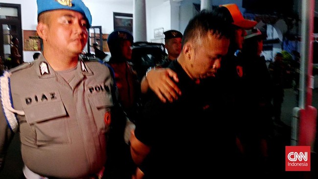 Polisi menangkap terduga pembunuh wanita yang mayatnya dibungkus dalam dus di Ciparay, Bandung. Pelaku ditangkap saat melarikan diri ke Sumatra. 