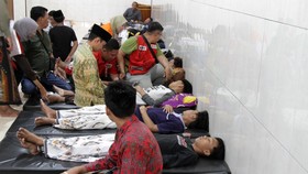Santri yang diduga mengalami keracunan makanan mendapatkan perawatan medis di Pondok Pesantren Manbaul Hikam, Tanggulangin, Sidoarjo, Jawa Timur, Rabu (2/9/2026). Pemerintah Provinsi Jawa Timur menegaskan saat ini seluruh pihak terkait fokus memastik