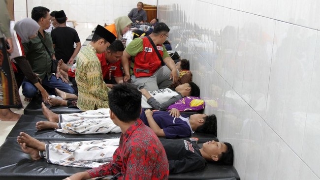 Santri yang diduga mengalami keracunan makanan mendapatkan perawatan medis di Pondok Pesantren Manbaul Hikam, Tanggulangin, Sidoarjo, Jawa Timur, Rabu (2/9/2026). Pemerintah Provinsi Jawa Timur menegaskan saat ini seluruh pihak terkait fokus memastik