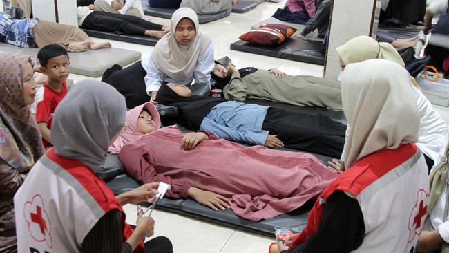Santri yang diduga mengalami keracunan makanan mendapatkan perawatan medis di Pondok Pesantren Manbaul Hikam, Tanggulangin, Sidoarjo, Jawa Timur, Rabu (2/9/2026). Pemerintah Provinsi Jawa Timur menegaskan saat ini seluruh pihak terkait fokus memastik