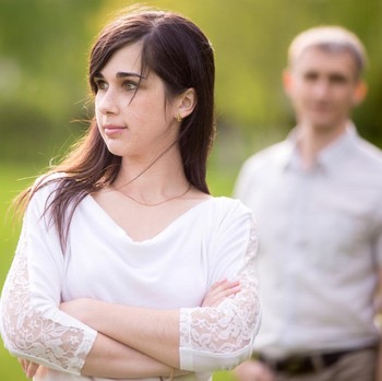 4 Kebiasaan Perempuan Dewasa yang Fatherless Menurut Pelatih Kehidupan