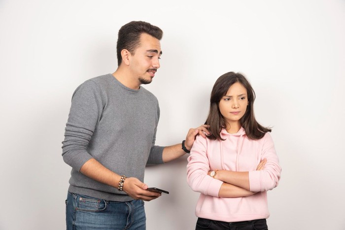 Anak yang tumbuh fatherless bisa sulit membangun kedekatan dengan orang lain. Hal ini karena sejak kecil mereka telah bersikap acuh tak acuh dengan kehadiran ayahnya tersebut.