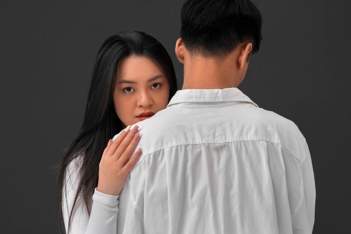 Kebiasaan perempuan fatherless selanjutnya adalah kesulitan untuk setia. Mereka memiliki keyakinan bahwa pasangan mereka akan meninggalkannya, seperti yang terjadi pada ayahnya sendiri.