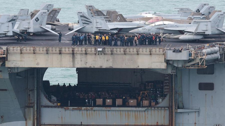 Personel dan pesawat berada di geladak kapal induk kelas Nimitz milik Angkatan Laut AS, USS Abraham Lincoln, saat kapal tersebut berlayar menuju Pelabuhan Laem Chabang untuk berlabuh dan beristirahat setelah penugasan panjang di Timur Tengah, di Provinsi Chonburi, Thailand, pada 2 September 2026.