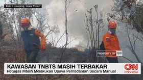 kebakaran TNBTS, Gunung Semeru, Bromo Tengger Semeru, Lumajang, kebakaran hutan, karhutla, water bombing, pemadaman kebakaran, Jawa Timur,