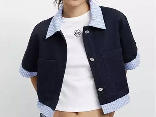 Kemeja Garis dengan Detail Trim, Beda Tipis tapi Bikin Outfit Terlihat Effortless