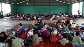 Warga beristirahat di posko pengungsian erupsi Gunung Sinabung di Desa Sukatepu, Kecamatan Naman Teran, Kabupaten Karo, Sumatera Utara, Selasa (1/9/2026). Pemerintah Provinsi Sumatera Utara mengevakuasi 650 warga Desa Kuta Tengah ke posko tersebut se