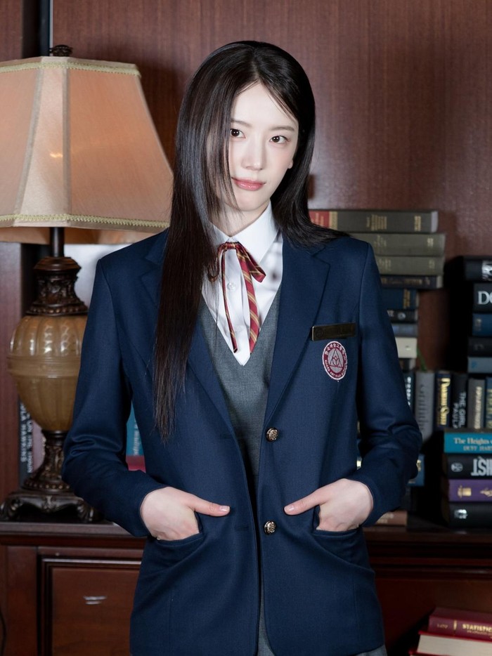 Menyeimbangkan antara karir dan pendidikan, Jang Gyu Ri diketahui masih menempuh pendidikan perguruan tinggi di Seoul Institute of the Arts. Sang idol mengambil jurusan akting yang menunjang minat terbesarnya saat ini.